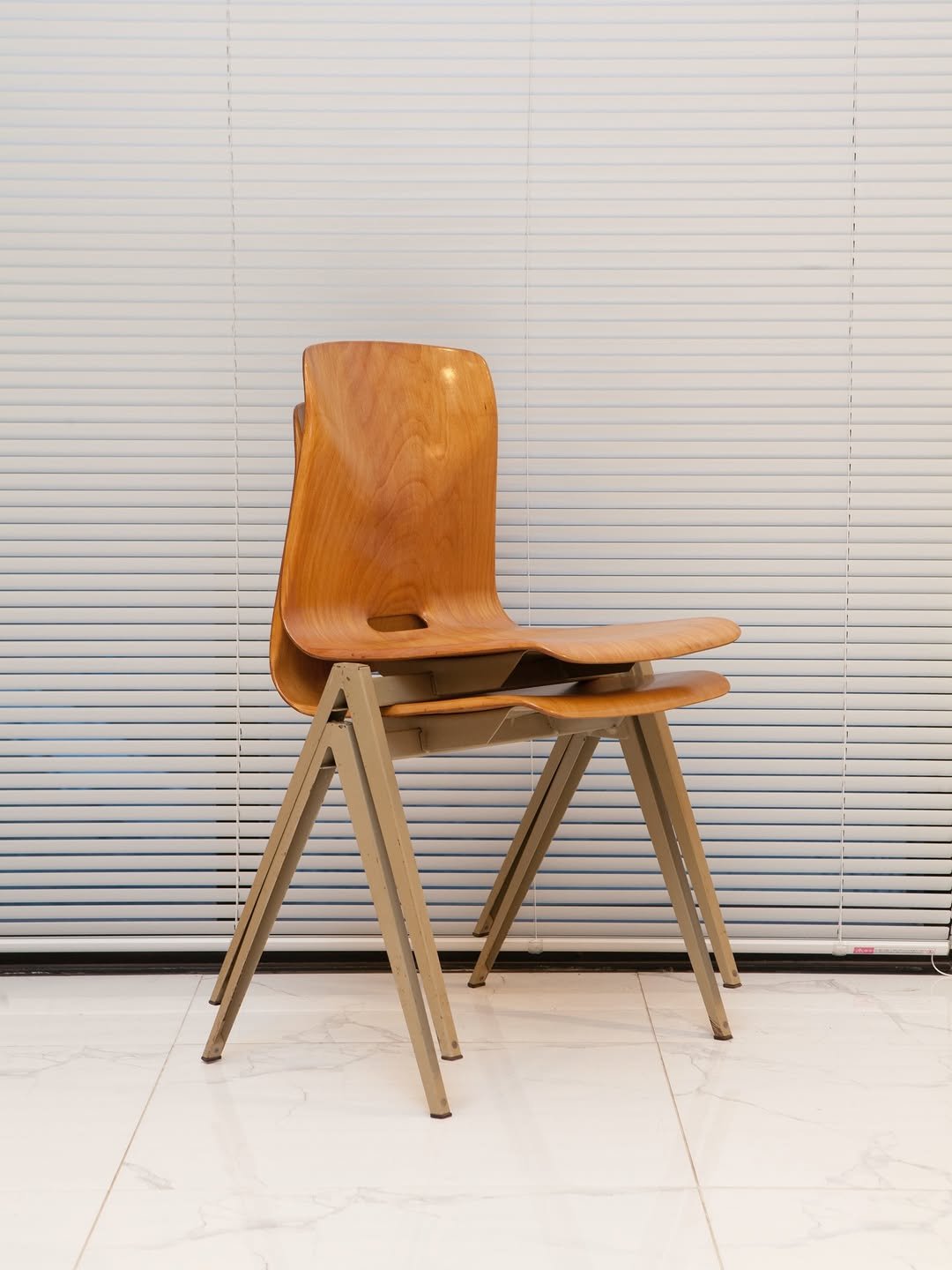 Photo by 사이다 빈티지 | 미드센추리모던가구 on February 13, 2026. May be an image of armchair, rocking chair, chair, indoors and text.