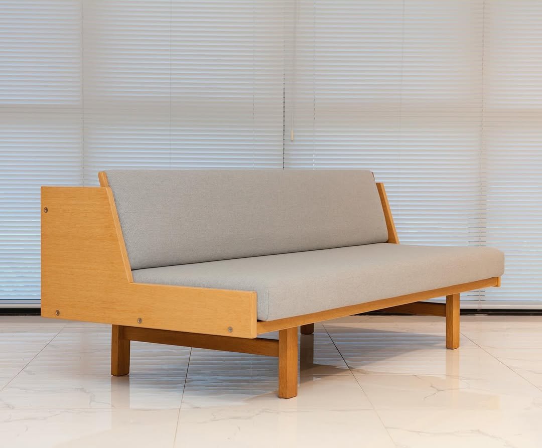 Photo by 사이다 빈티지 | 미드센추리모던가구 on August 25, 2025. May be an image of futon, bench, sofa, chaise lounge, armchair and text.