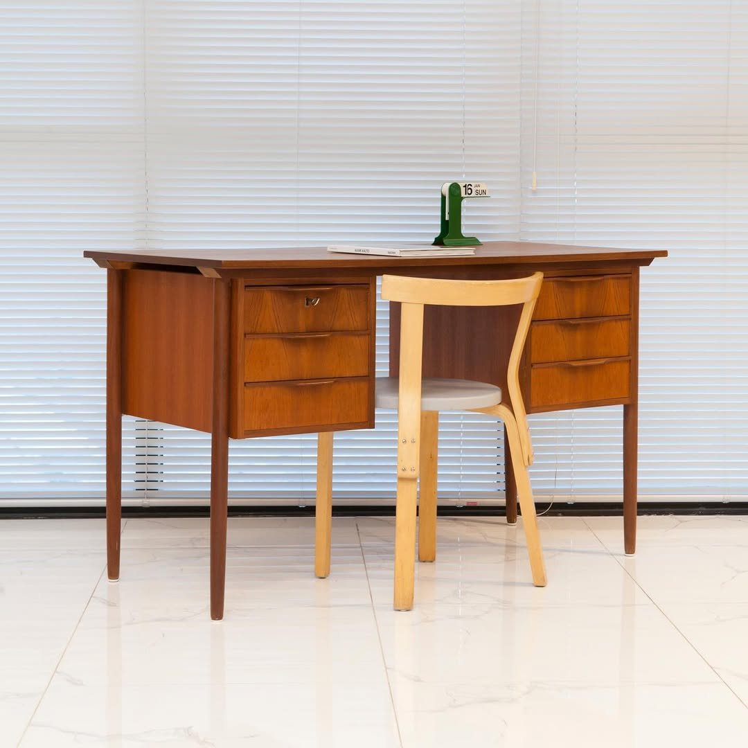 Photo by 사이다 빈티지 | 미드센추리모던가구 on February 15, 2026. May be an image of credenza, table, sink, bureau, desk, office and text.