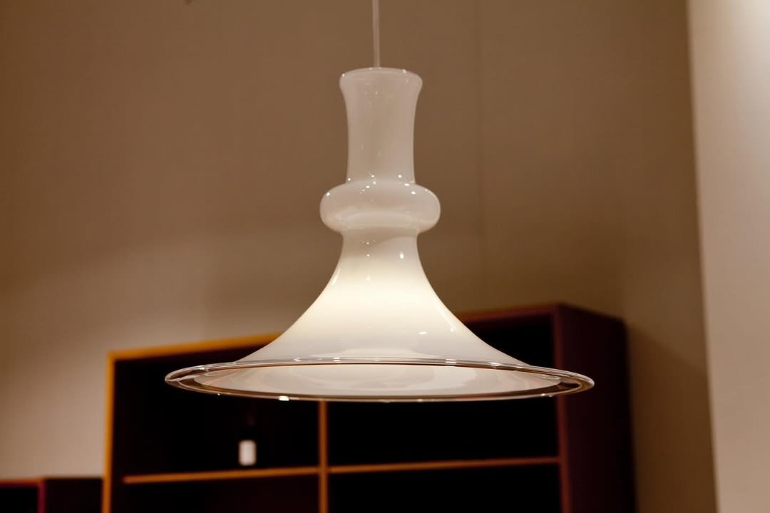 Photo by 사이다 빈티지 | 미드센추리모던가구 on October 27, 2025. May be an image of lighting, brass, lamp shade, chandelier, lamp and text.