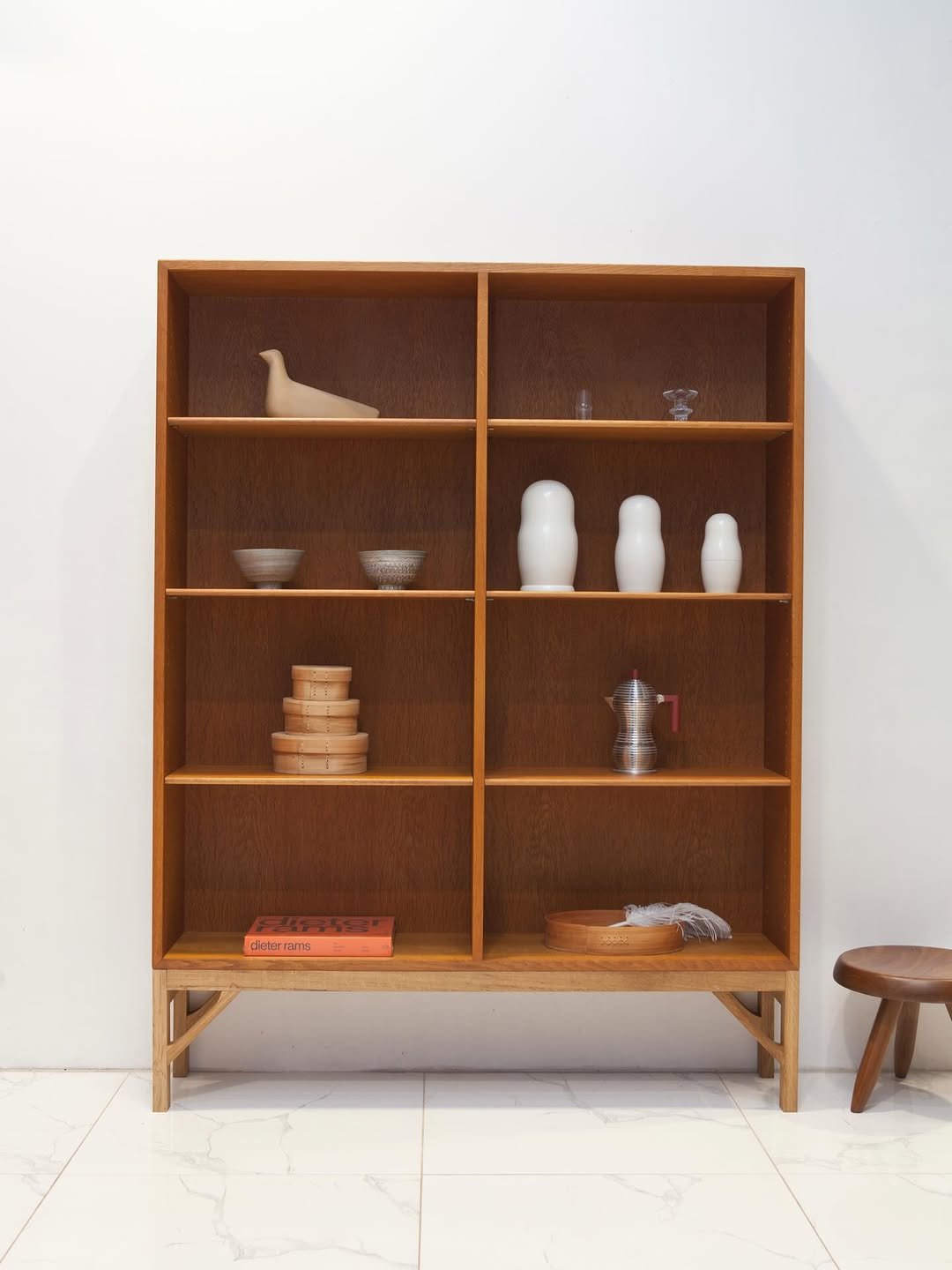 Photo by 사이다 빈티지 | 미드센추리모던가구 on December 12, 2025. May be an image of credenza, shelf, display case, rack and text.