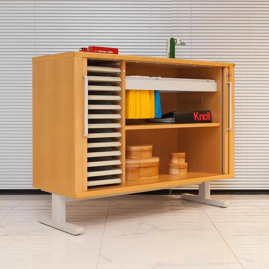 Photo by 사이다 빈티지 | 미드센추리모던가구 on November 06, 2025. May be an image of credenza.