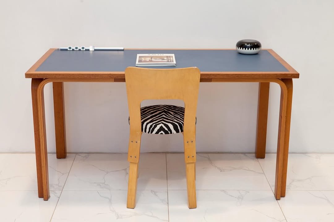 Photo by 사이다 빈티지 | 미드센추리모던가구 on April 24, 2026. May be an image of table, dining table, desk and text.