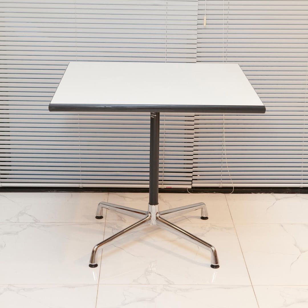 Photo by 사이다 빈티지 | 미드센추리모던가구 on February 16, 2026. May be an image of table, dining table, desk and text.