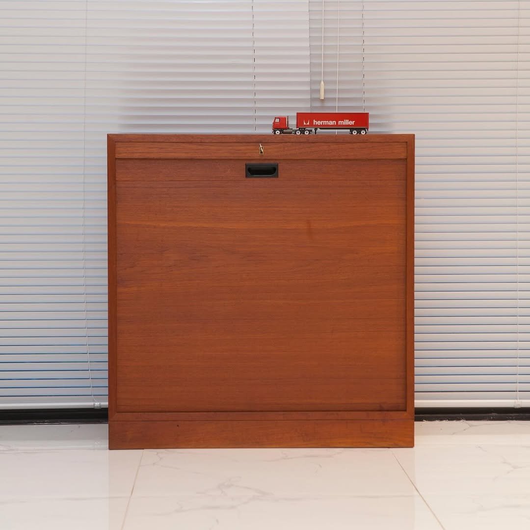 Photo by 사이다 빈티지 | 미드센추리모던가구 on November 10, 2025. May be an image of credenza and sliding door.