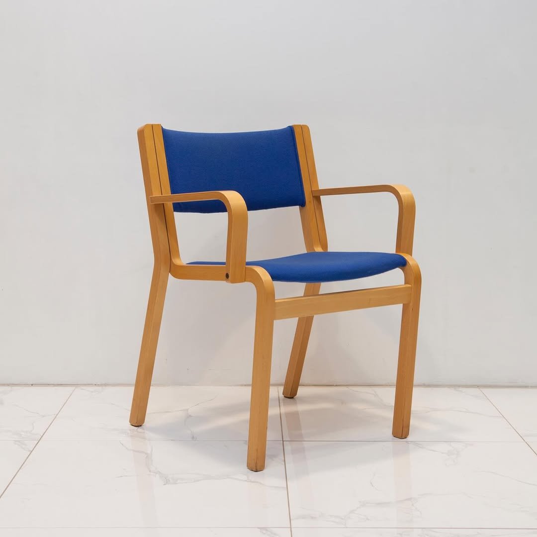 Photo by 사이다 빈티지 | 미드센추리모던가구 on December 13, 2025. May be an image of armchair, chair, rocking chair and text.