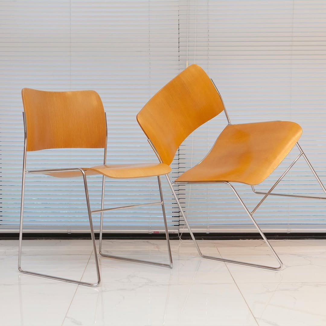 Photo by 사이다 빈티지 | 미드센추리모던가구 on August 18, 2025. May be an image of armchair, rocking chair and text.