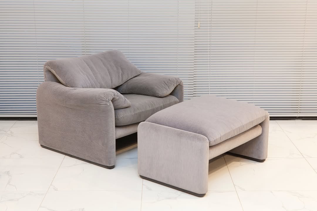 Photo by 사이다 빈티지 | 미드센추리모던가구 on February 14, 2026. May be an image of armchair, footstool, sofa, chair, ottoman, chaise lounge, indoors and text.