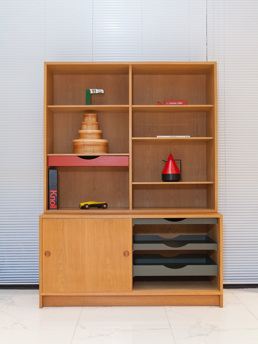 Photo by 사이다 빈티지 | 미드센추리모던가구 on October 28, 2025. May be an image of credenza, shelf, rack, desk, indoors and text.