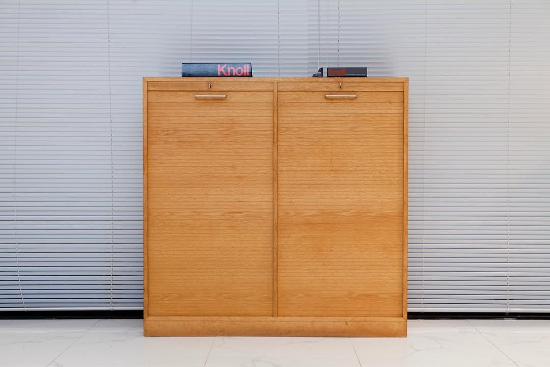 Photo by 사이다 빈티지 | 미드센추리모던가구 on October 27, 2025. May be an image of credenza, armoire, sliding door and text that says 'Kno!!'.