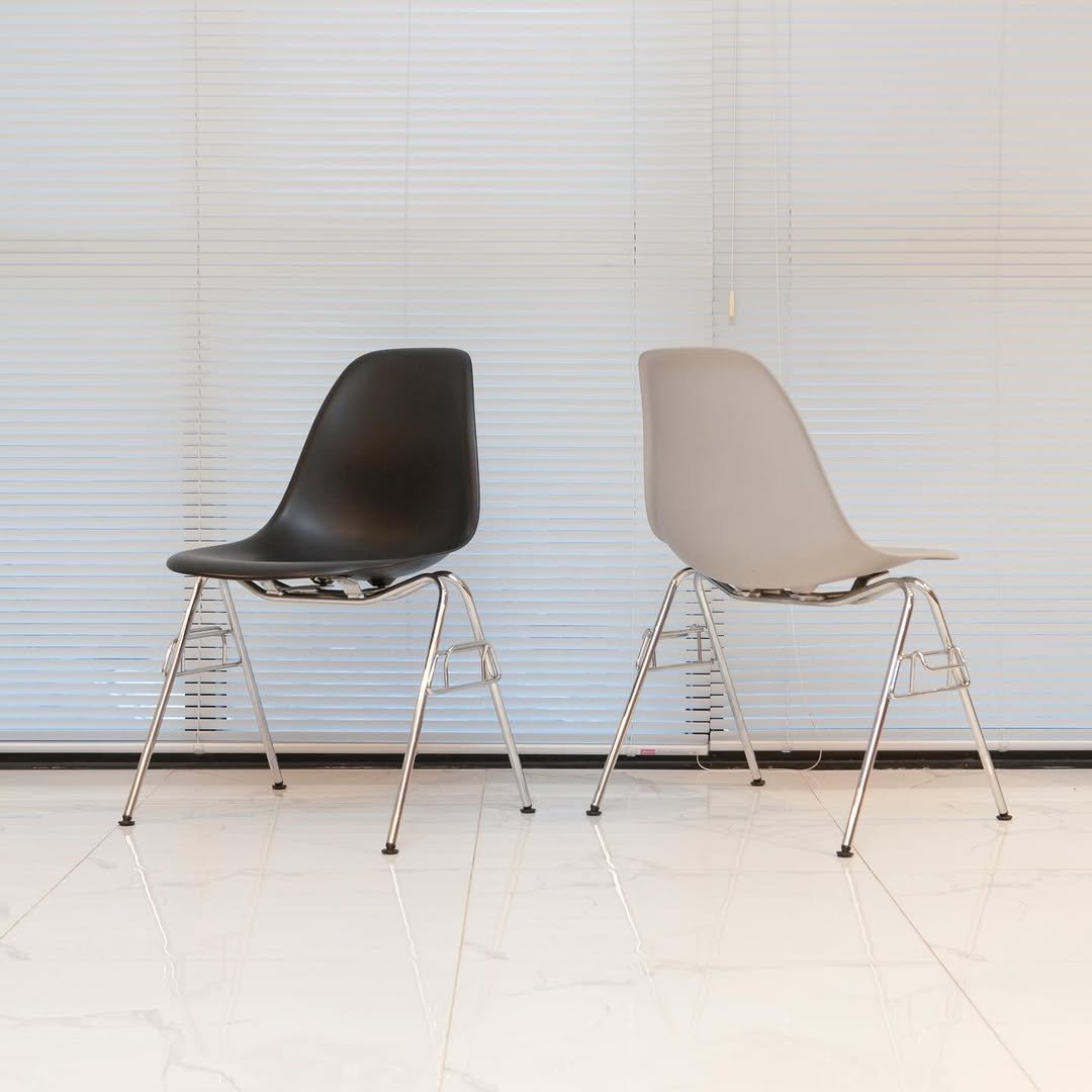 Photo by 사이다 빈티지 | 미드센추리모던가구 on February 12, 2026. May be an image of curtains, armchair and text.