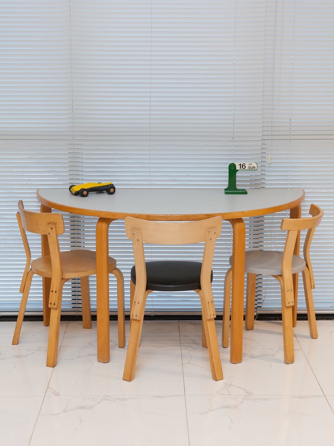 Photo by 사이다 빈티지 | 미드센추리모던가구 on February 14, 2026. May be an image of table, armchair, dining table, curtains, kitchen table, indoors and text.