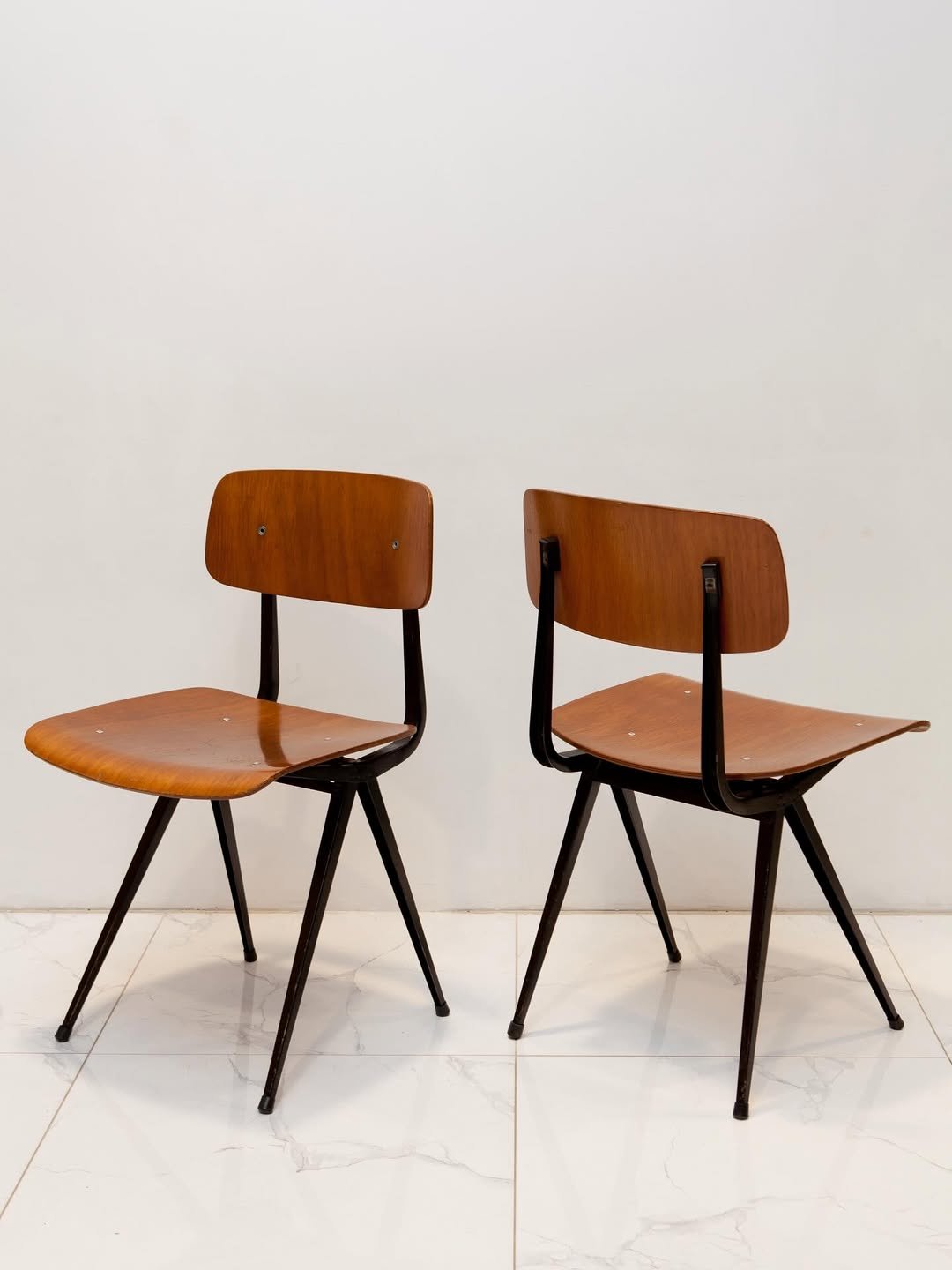 Photo by 사이다 빈티지 | 미드센추리모던가구 on April 28, 2026. May be an image of armchair, chair and text.