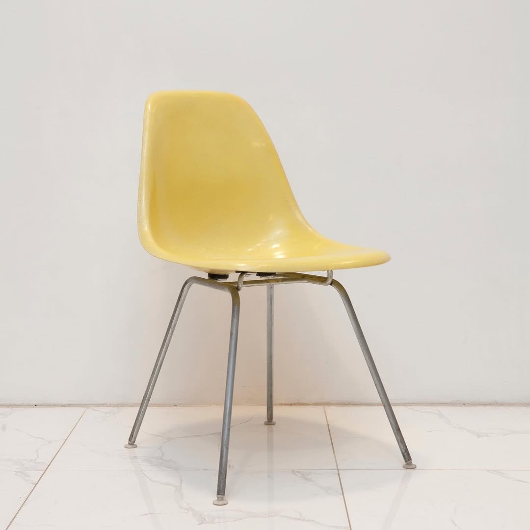 Photo by 사이다 빈티지 | 미드센추리모던가구 on April 28, 2026. May be an image of armchair, chair and text.