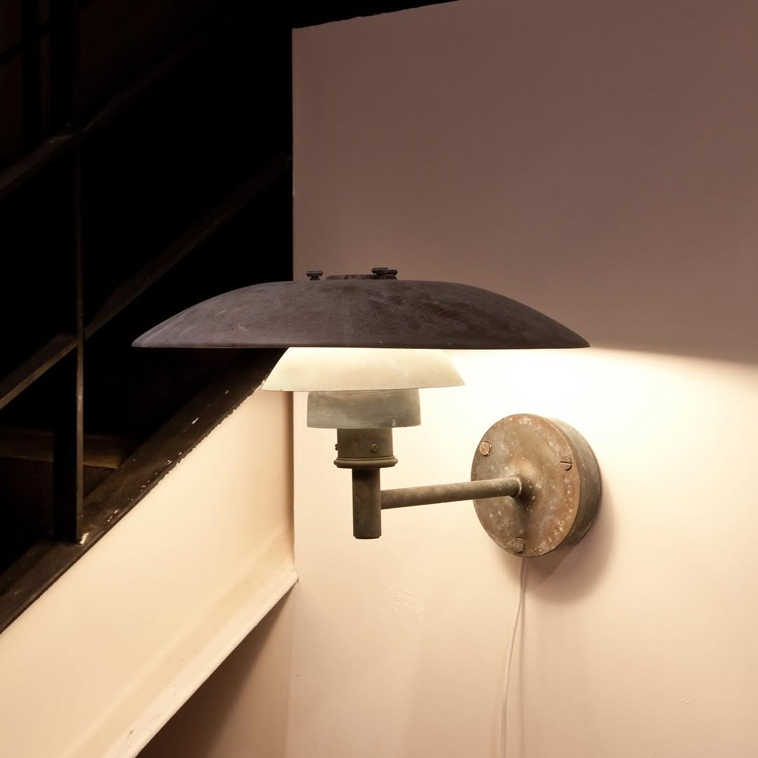 Photo by 사이다 빈티지 | 미드센추리모던가구 on December 14, 2025. May be an image of lighting, lamp, lamp shade, lightbulb and text.