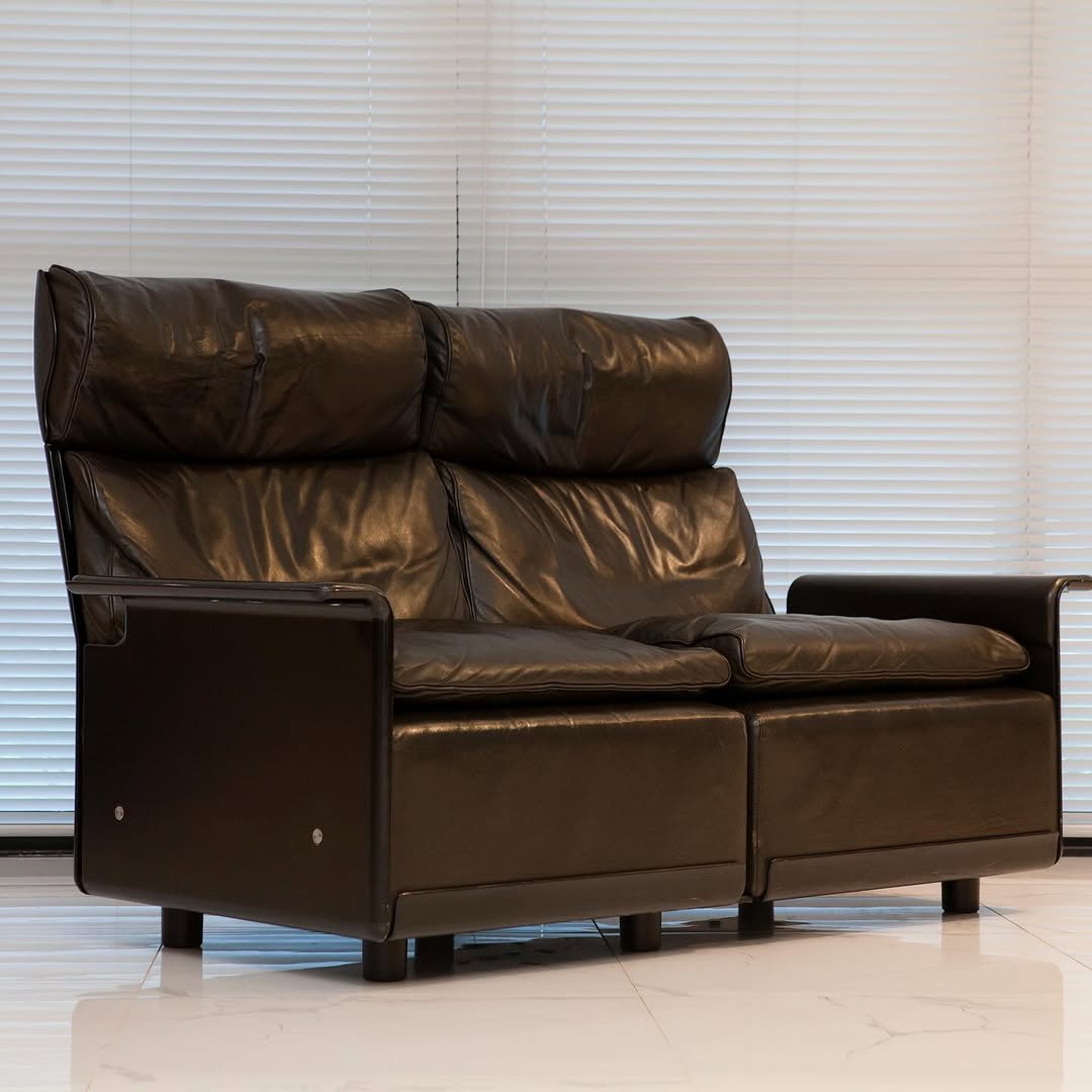 Photo by 사이다 빈티지 | 미드센추리모던가구 on August 20, 2025. May be an image of futon, recliner, armchair, sofa, chaise lounge, ottoman, living room and text.