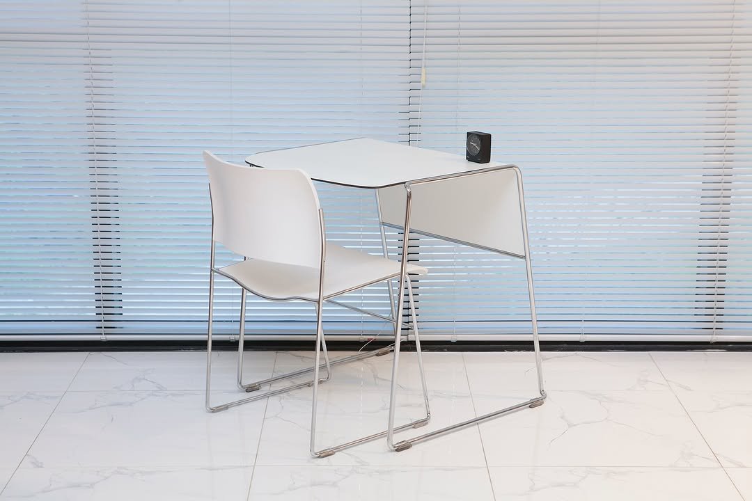 Photo by 사이다 빈티지 | 미드센추리모던가구 on September 26, 2025. May be an image of table, lighting, armchair, dining table, indoors, office and text.