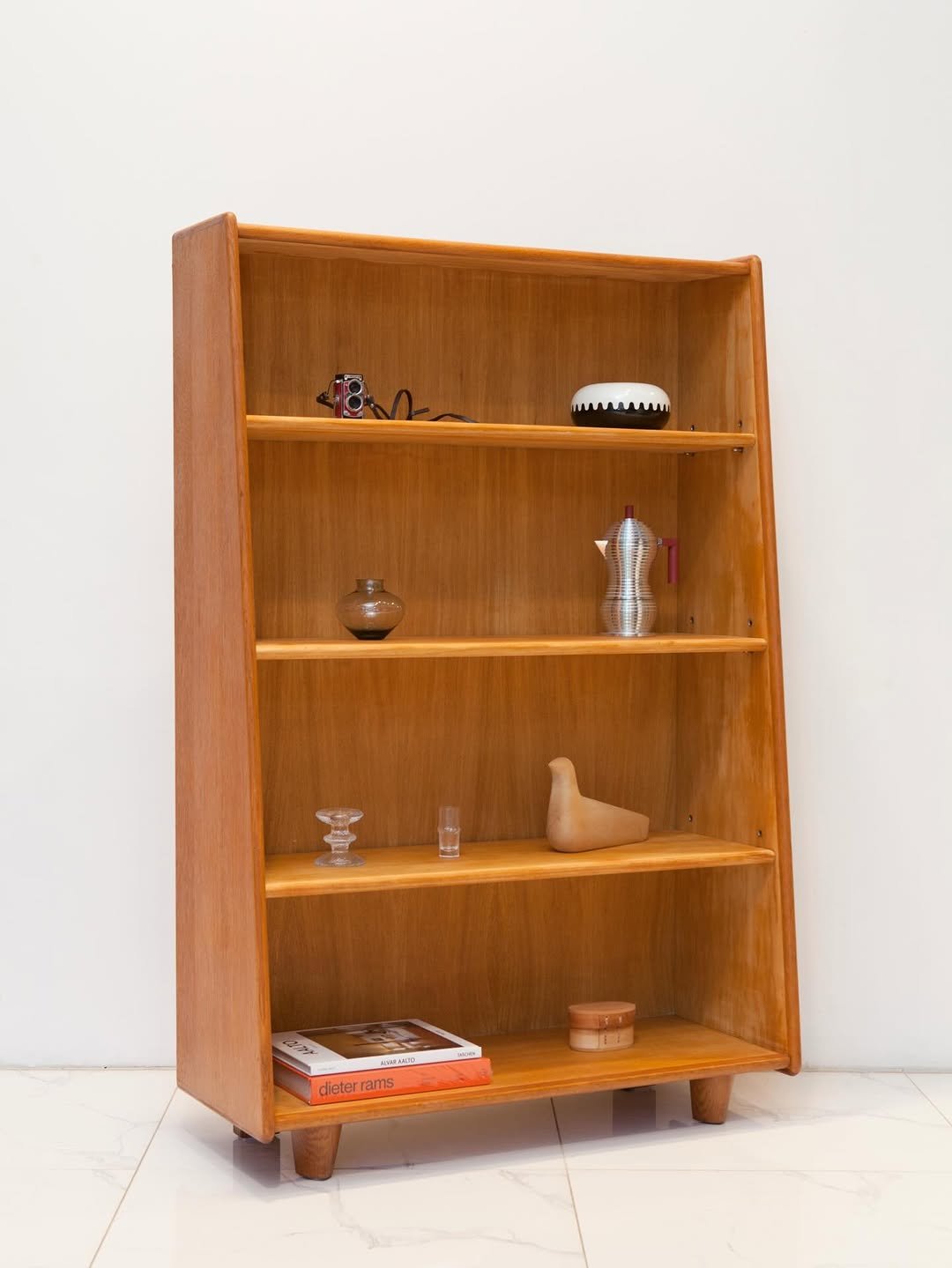 Photo by 사이다 빈티지 | 미드센추리모던가구 on April 24, 2026. May be an image of credenza, shelf, display case, rack, armoire and text.