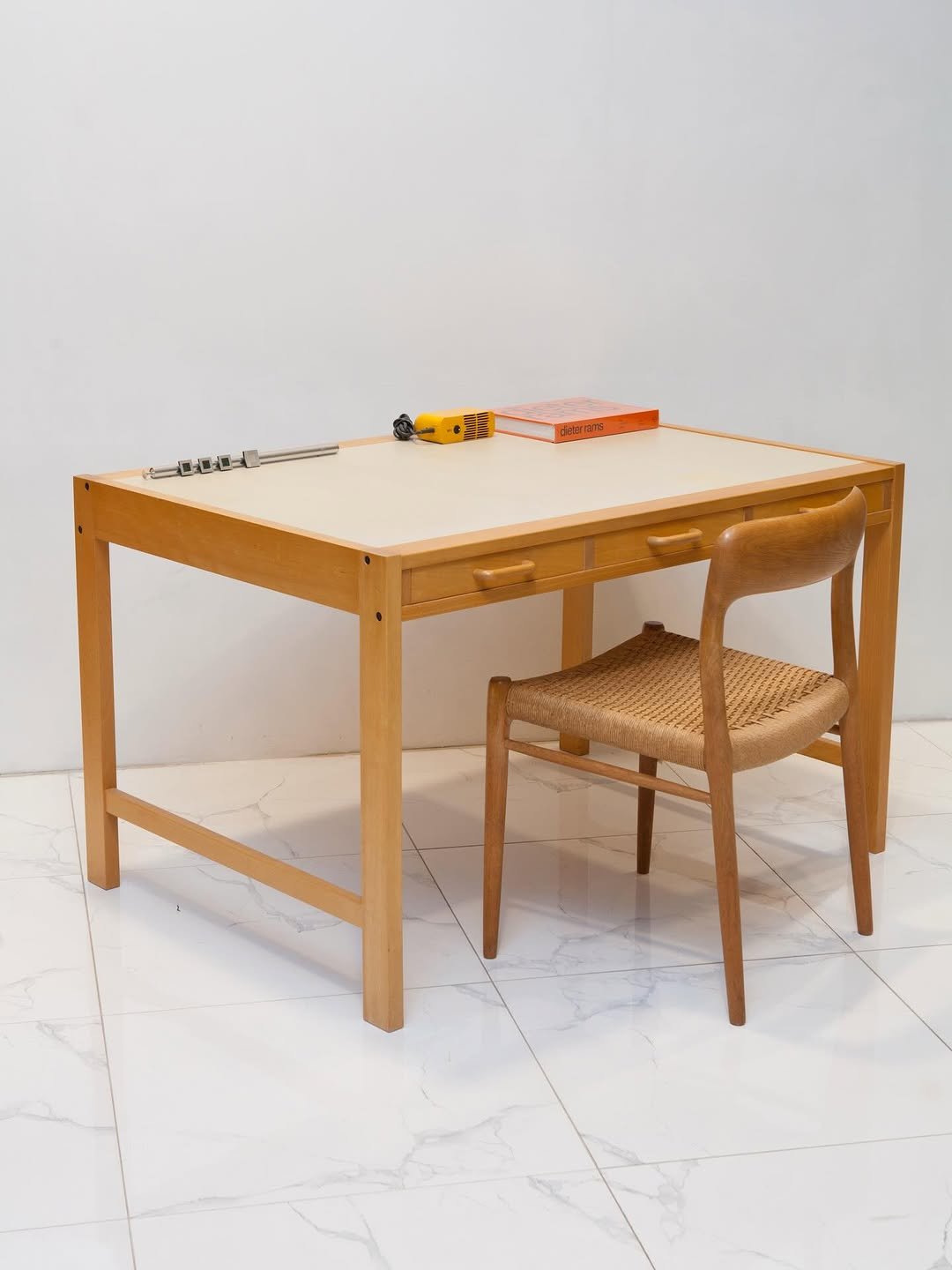 Photo by 사이다 빈티지 | 미드센추리모던가구 on December 13, 2025. May be an image of table, desk, dining table and text.