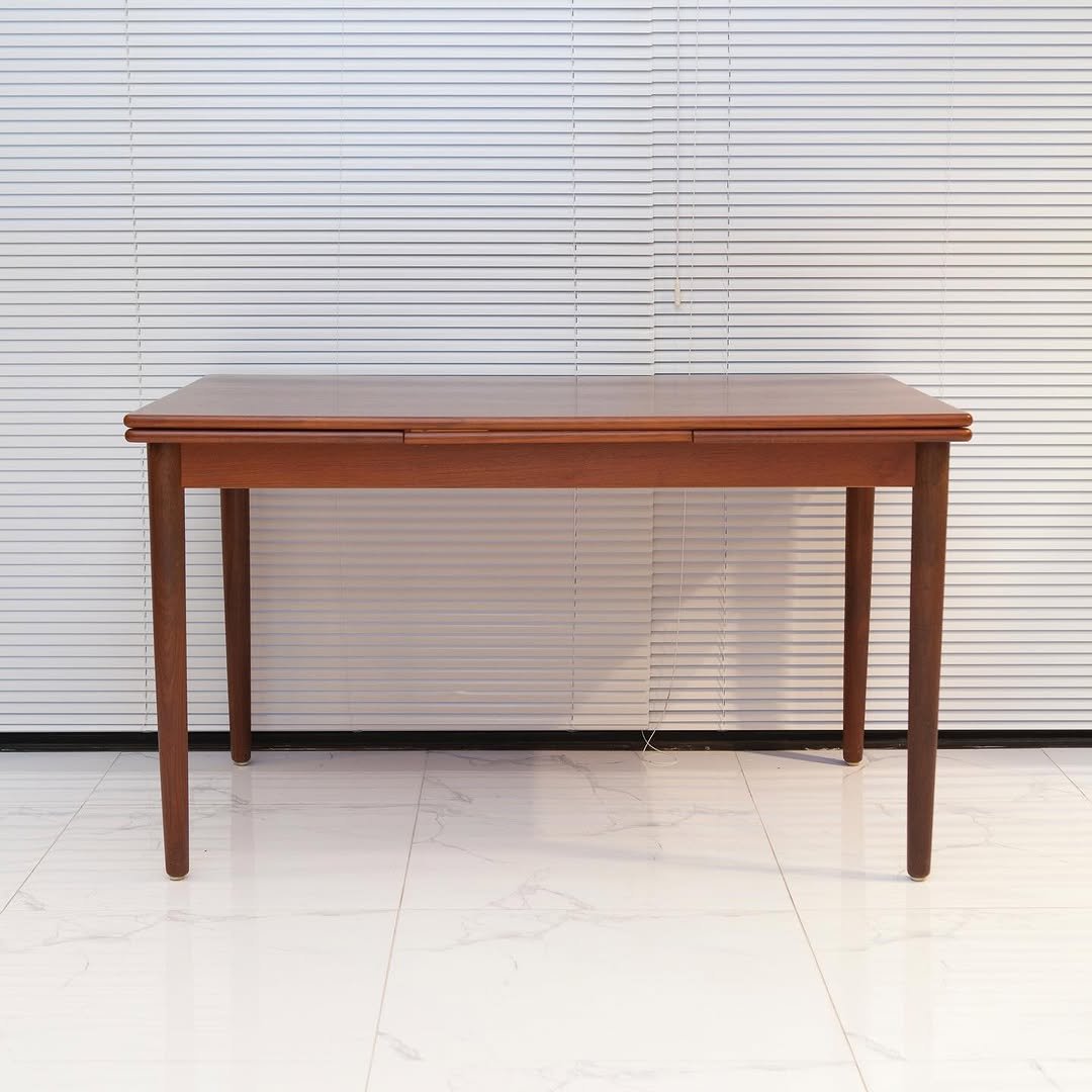 Photo by 사이다 빈티지 | 미드센추리모던가구 on November 06, 2025. May be an image of table.