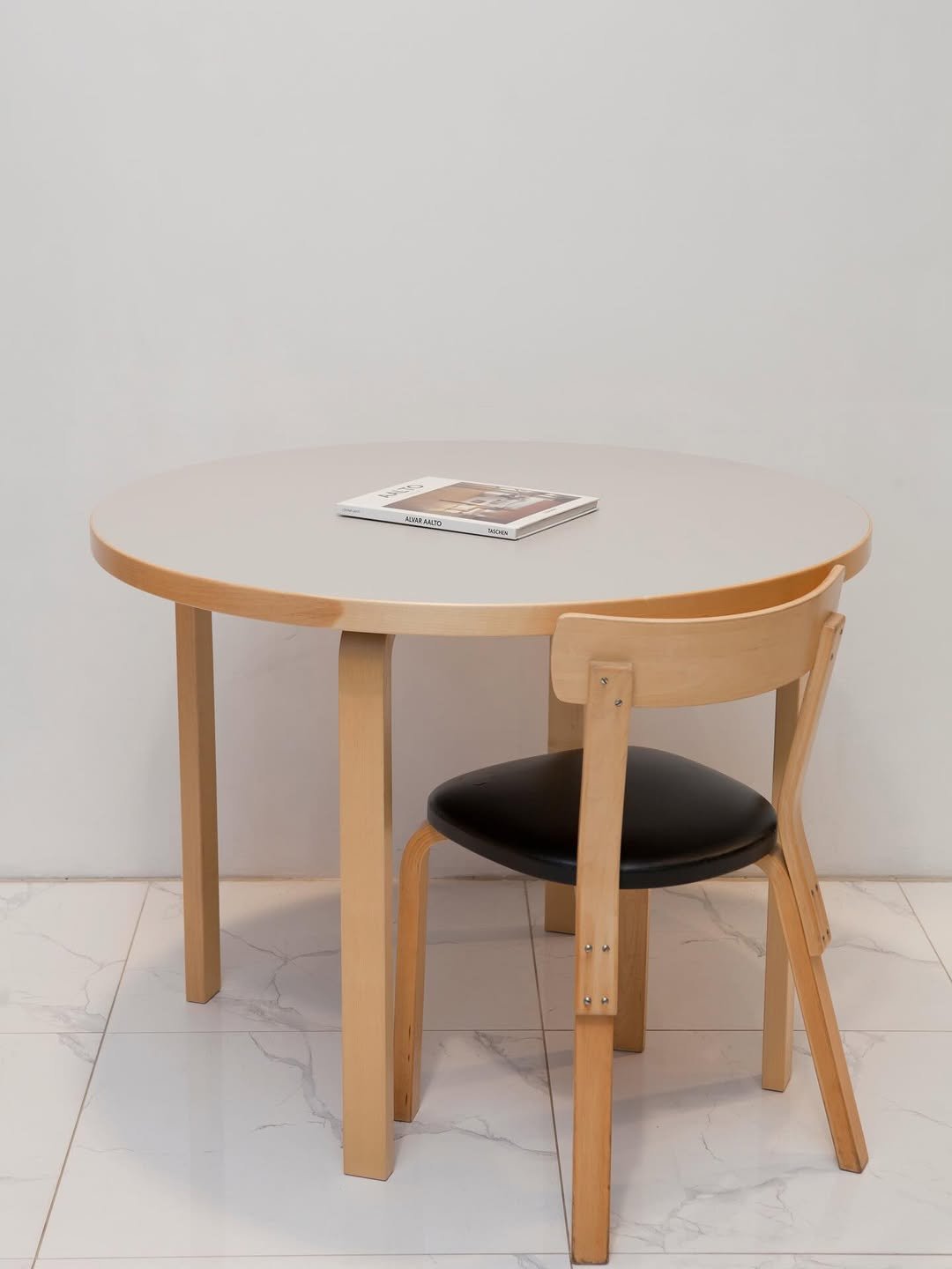 Photo by 사이다 빈티지 | 미드센추리모던가구 on April 24, 2026. May be an image of table, dining table and text.