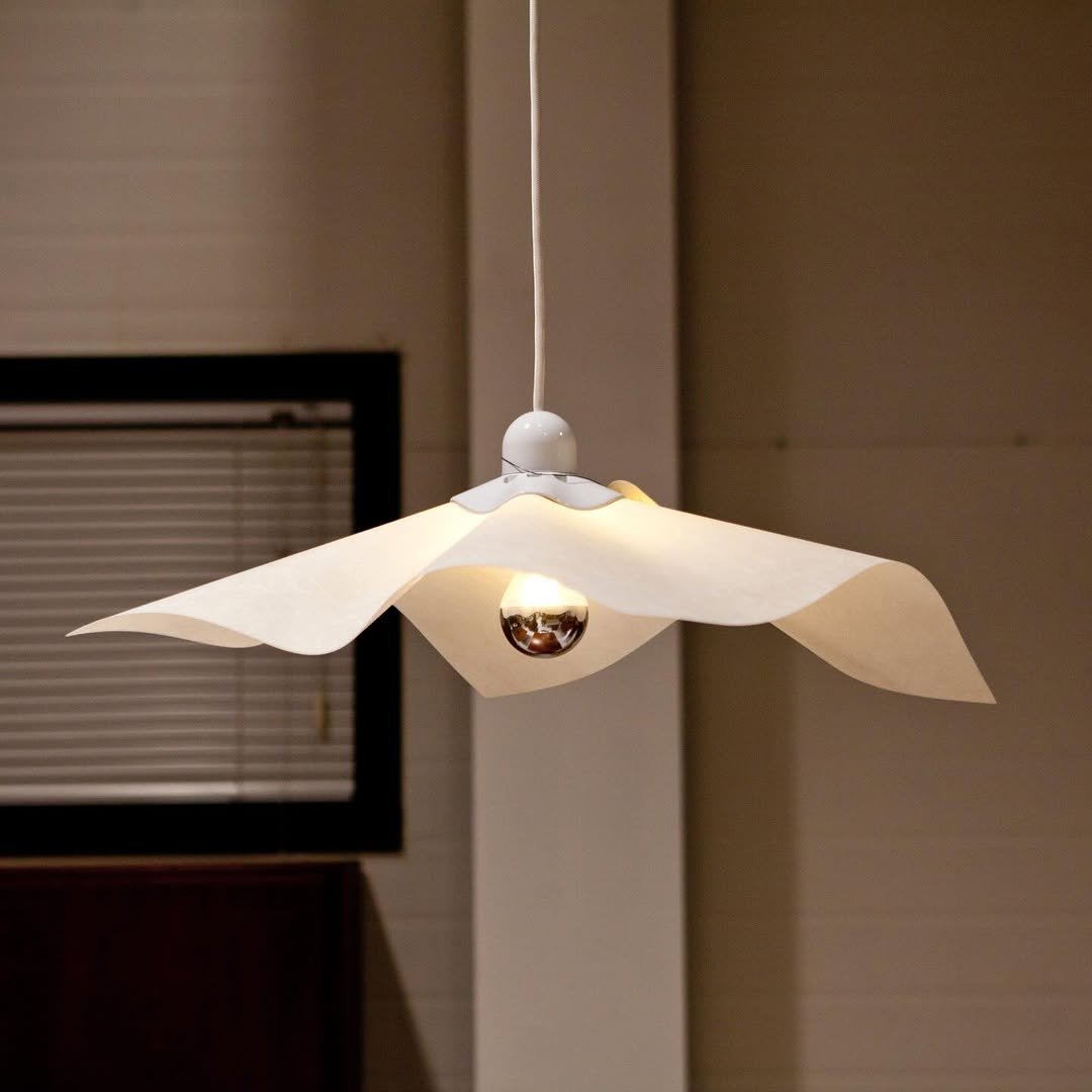 Photo by 사이다 빈티지 | 미드센추리모던가구 on December 11, 2025. May be an image of lighting, lamp, lamp shade and text.