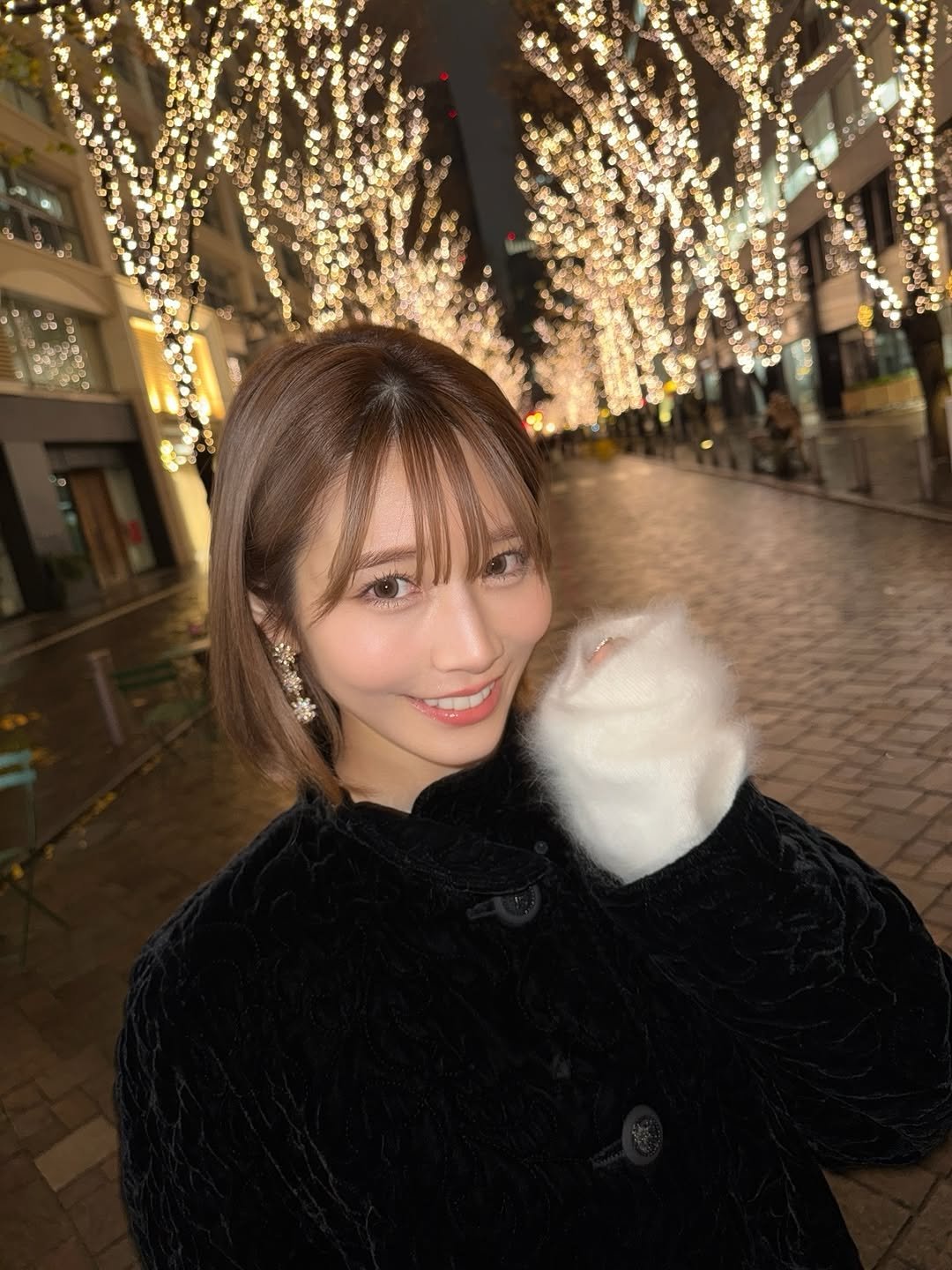 Photo by 河北彩花  KawakitaSaika on December 25, 2025. May be an image of one or more people, hair, duffle coat, goosedown coat, parka, fur and text.