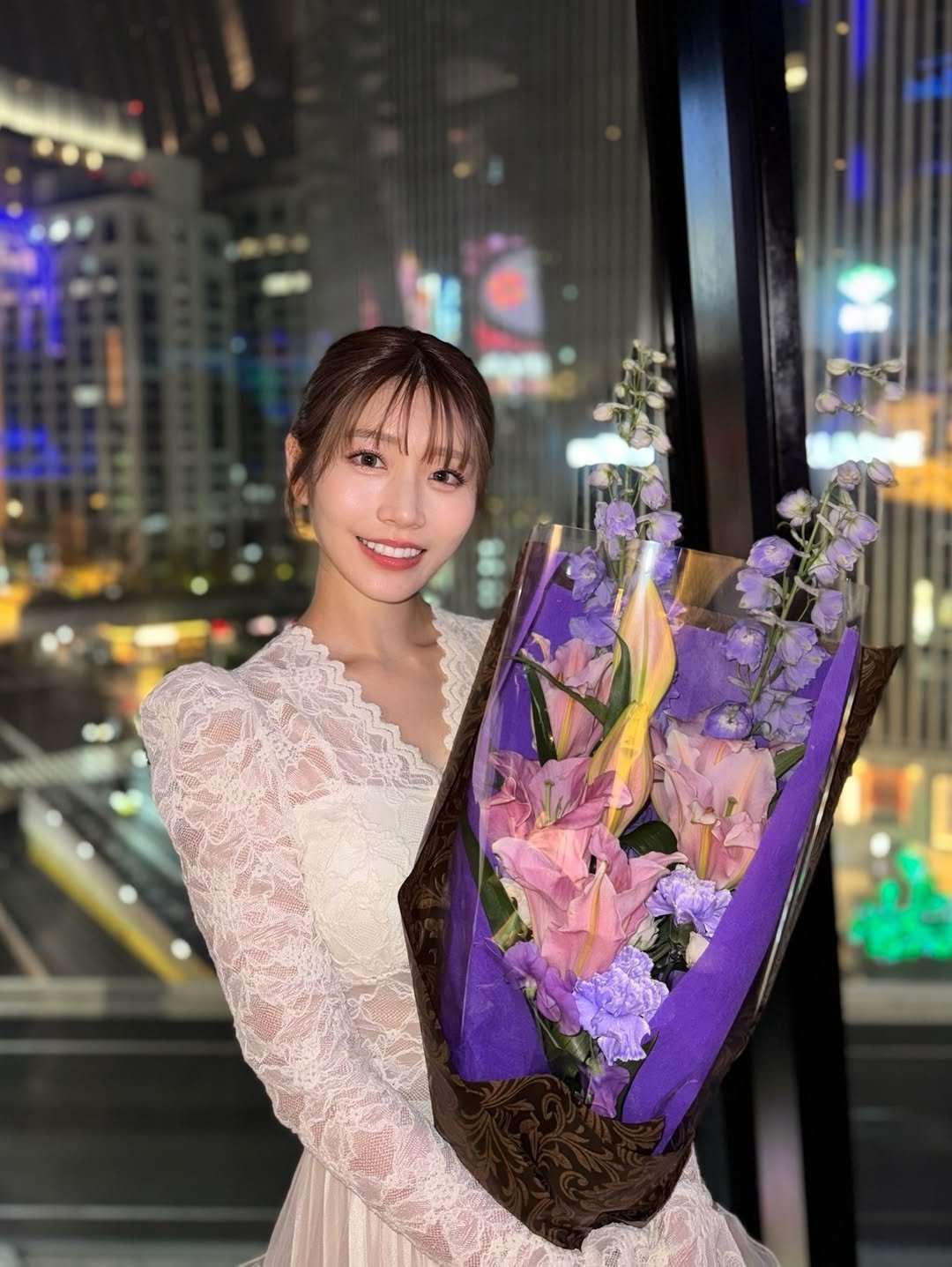 Photo by 河北彩伽  KawakitaSaika on December 16, 2025. May be an image of dress, baby's-breath, white lily, prairie gentian and text.