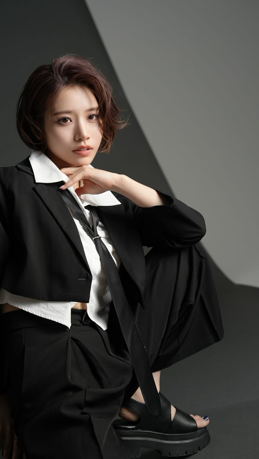 saika_kawakita__official 게시물 이미지: ⁡
Not just wearing fashion, but owning it🖤

 #fc