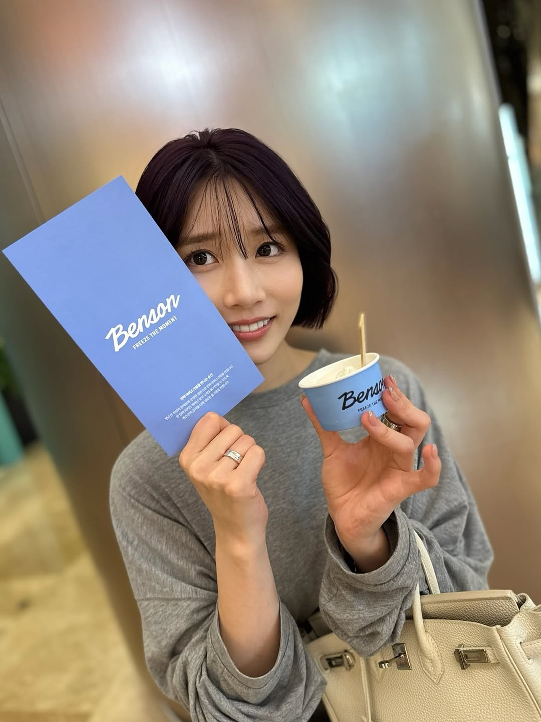 Photo by 河北彩伽  KawakitaSaika on September 04, 2025. May be an image of 1 person, gelato, cornflower and text.