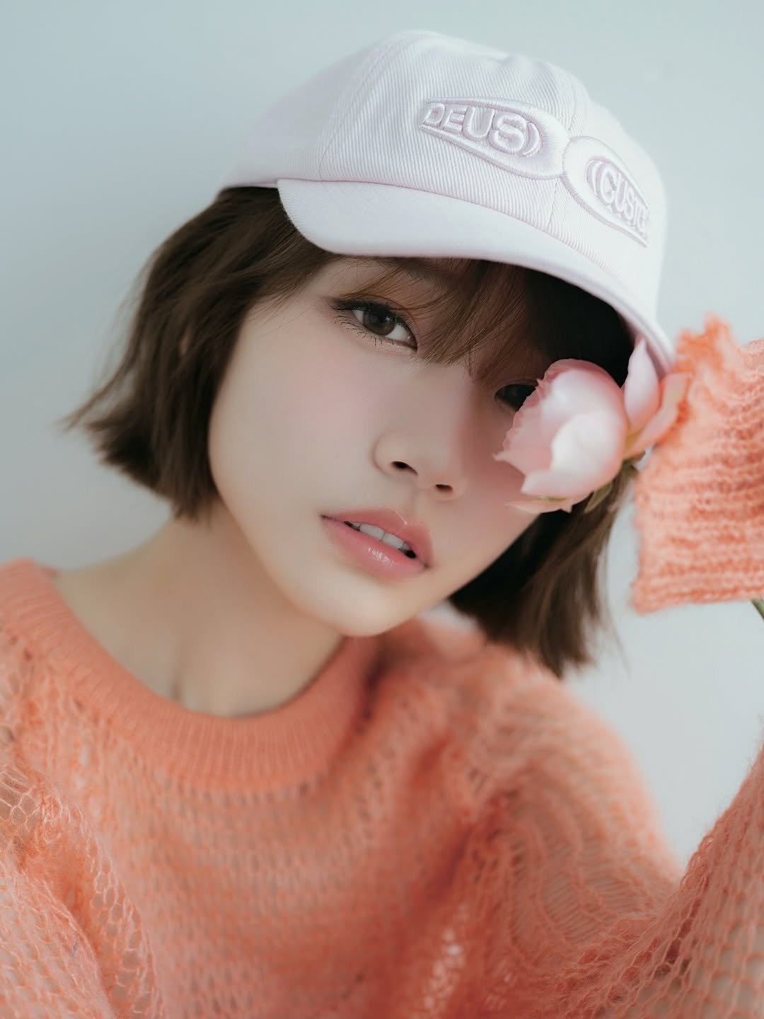 Photo by 河北彩伽  KawakitaSaika on November 09, 2025. May be a closeup of one or more people, hair, makeup, hat, beret and text.
