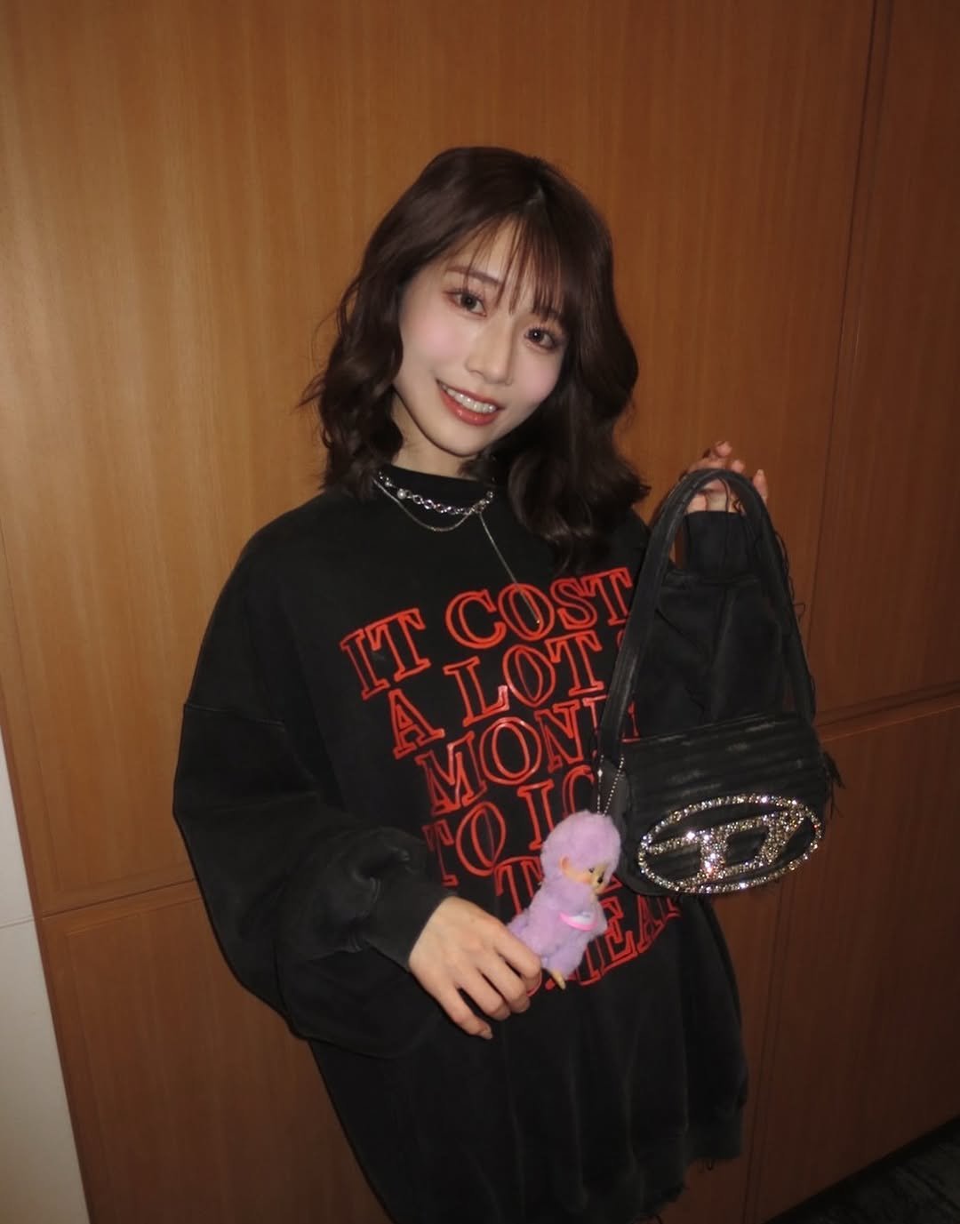 Photo by 河北彩伽 KawakitaSaika on June 27, 2025. May be an image of 1 person, purse, top and text that says 'een [T LOT COST A MON QJC'.