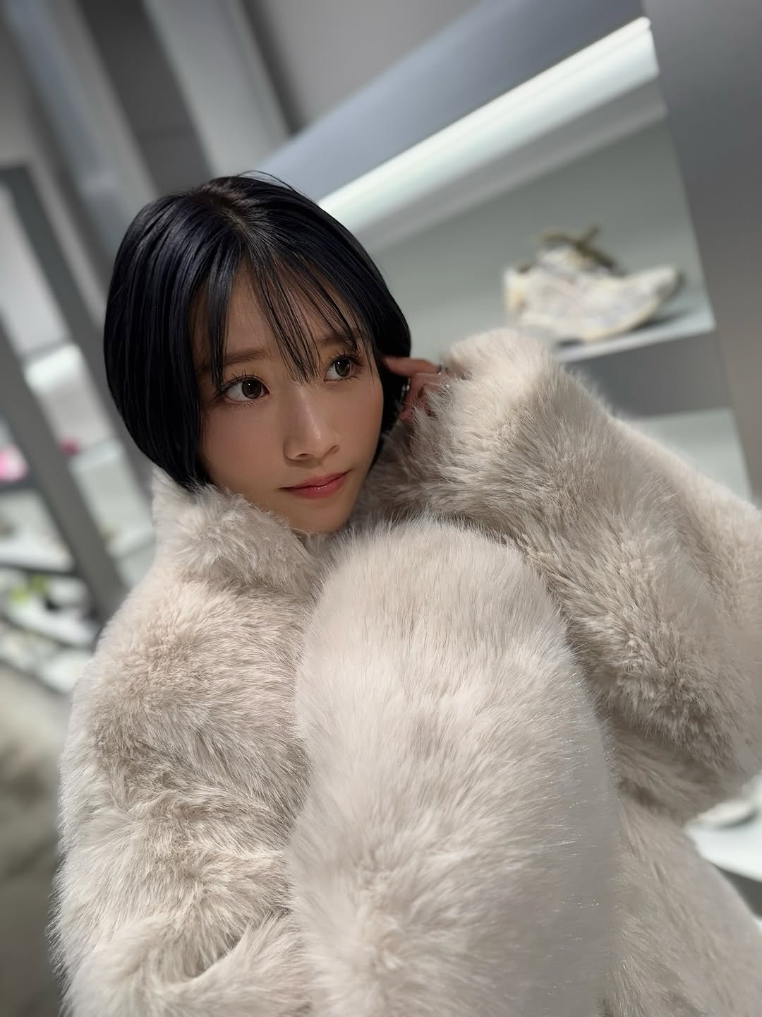 Photo by 河北彩伽  KawakitaSaika on October 01, 2025. May be an image of 1 person, hair, duffle coat, sable coat, goosedown coat, jacket, parka and text.