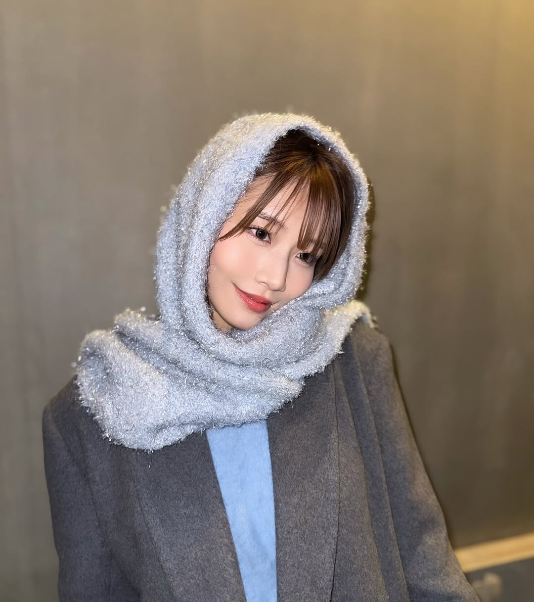 Photo by 河北彩伽  KawakitaSaika on December 19, 2025. May be an image of scarf, duffle coat, overcoat, headscarf, cloak, turtleneck, parka, shawl and text.
