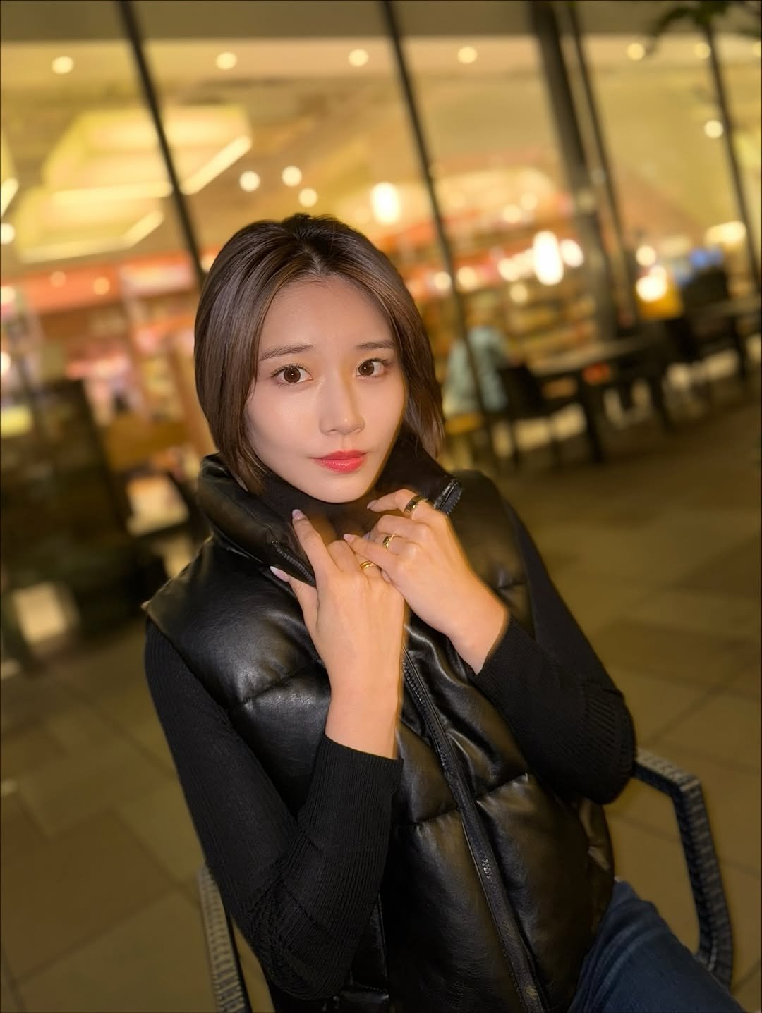 Photo by 河北彩伽  KawakitaSaika on November 11, 2025. May be an image of one or more people, hair, duffle coat, parka, jacket and text.