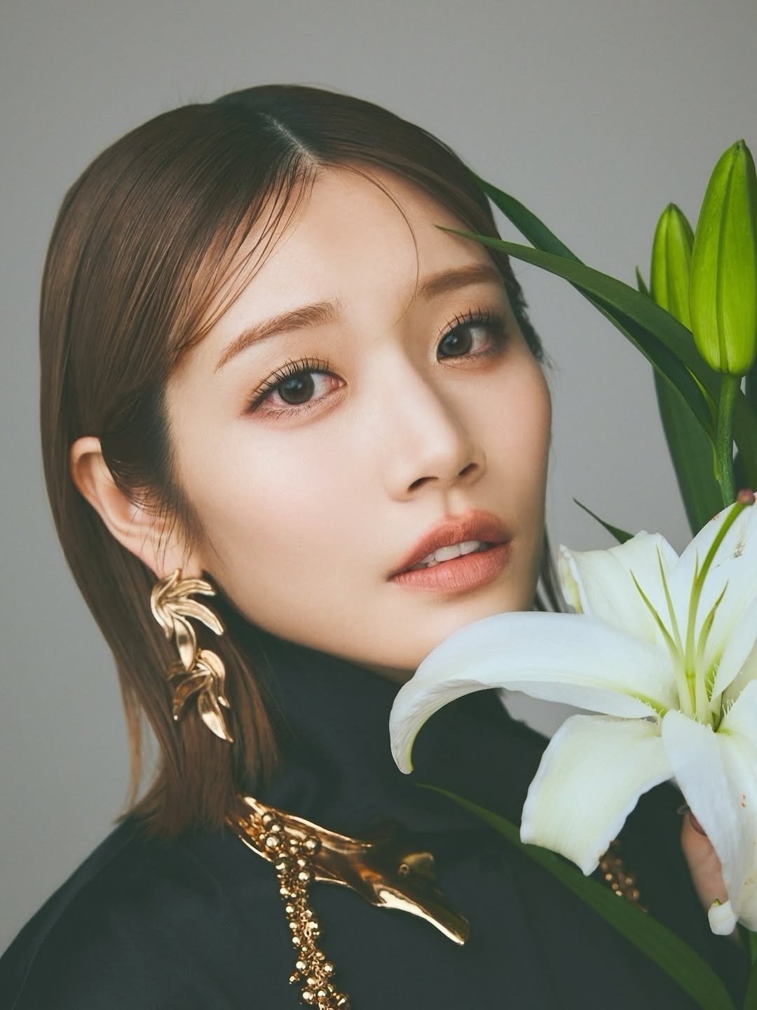 Photo by 河北彩花  KawakitaSaika on February 06, 2026. May be an image of one or more people, hair, makeup, white lily, lily and text.