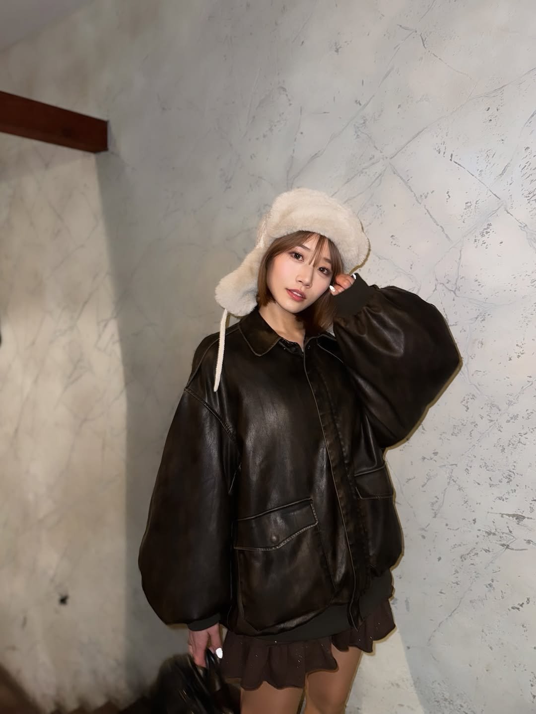 Photo by 河北彩花  KawakitaSaika on December 30, 2025. May be an image of duffle coat, overcoat, sable coat, goosedown coat, jacket, parka, beret and text.