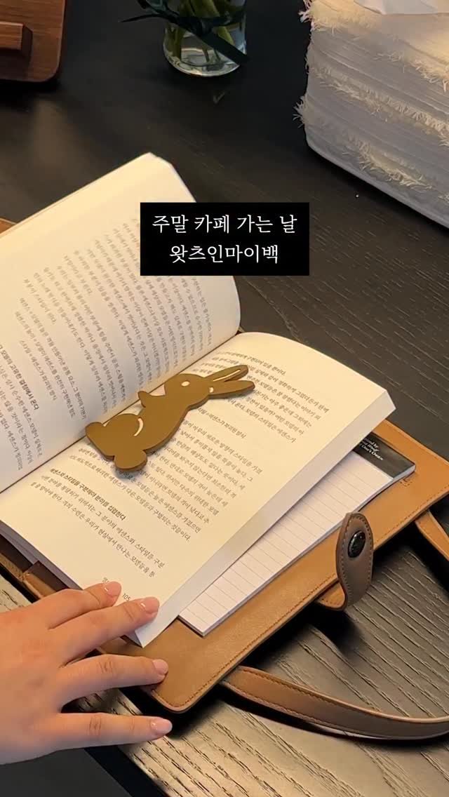 sailors_official 게시물 이미지: 📝 서영님과 함께 만든 버지니아 북백!
드디어 오픈했어요,, 🤎

친구랑 카페에서...