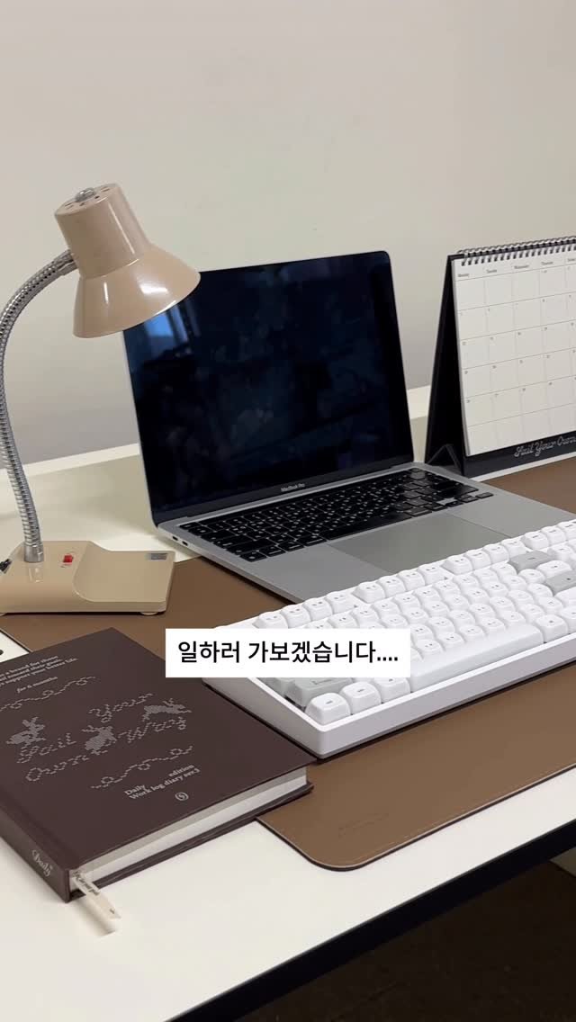 sailors_official 게시물 이미지: 공부해야 되는데.. 
책상 더럽다고 독서실에서
한시간동안 책상 정리부터 하던...