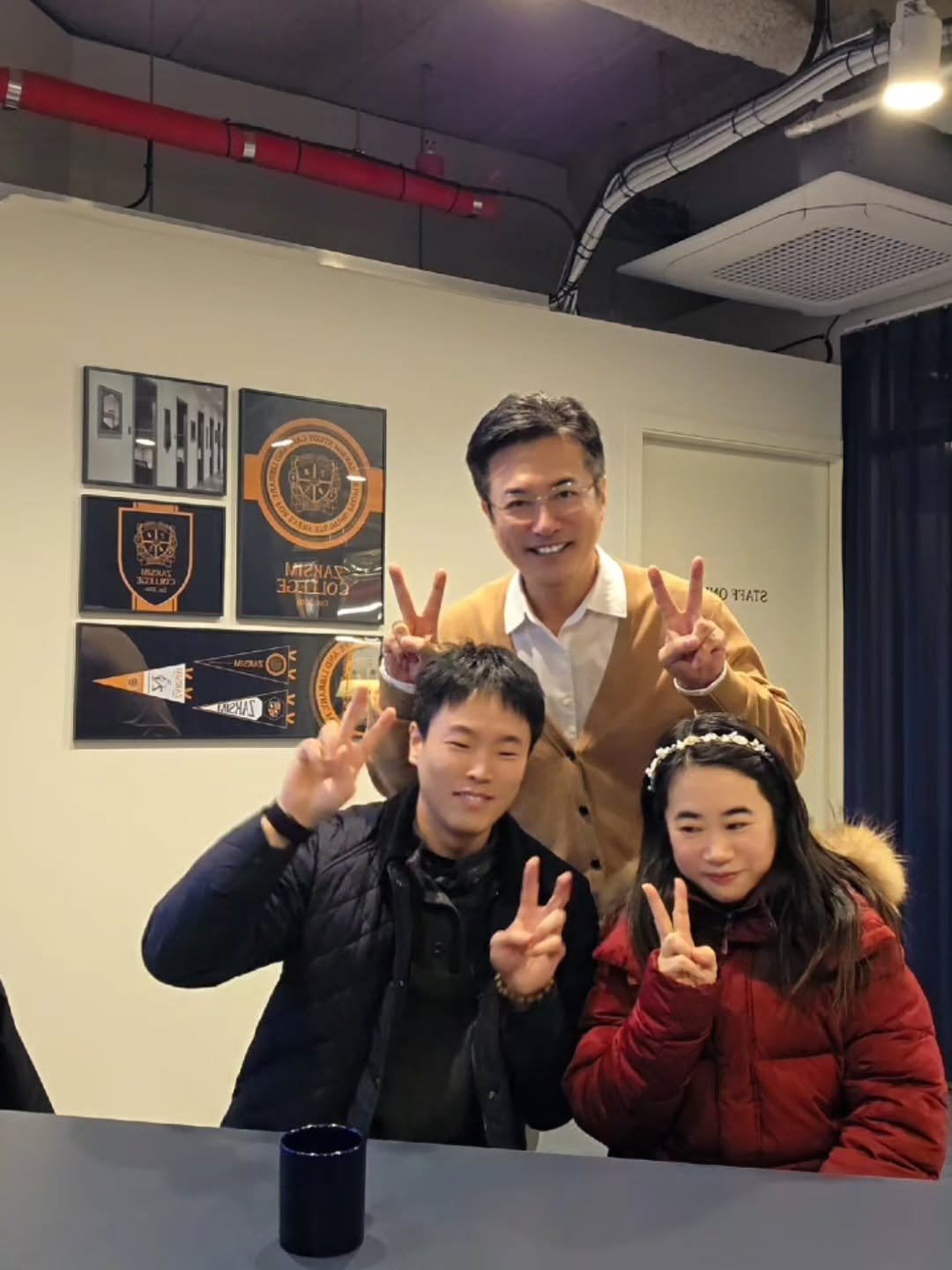 Photo by 조용상(살림은 조피디) on February 08, 2026. May be an image of one or more people, newsroom and text.