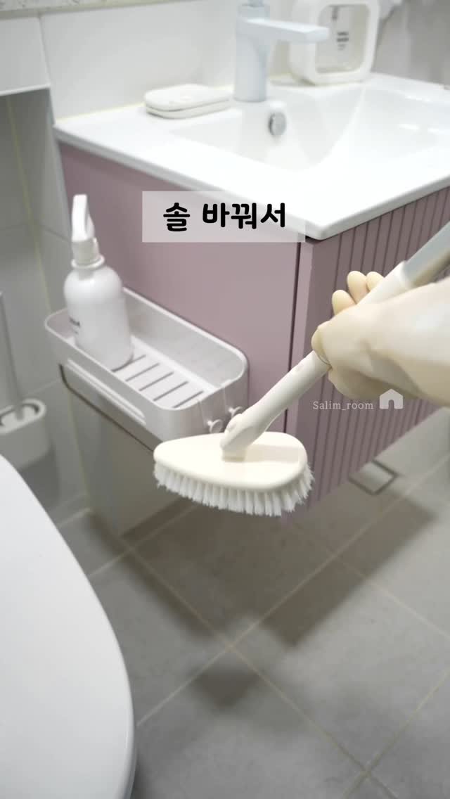 salim_room 게시물 이미지: 욕실청소 루틴 🫧
청소하기전에 욕실 선반과 세면대에 있는 물건을 빼줘요
그리고...