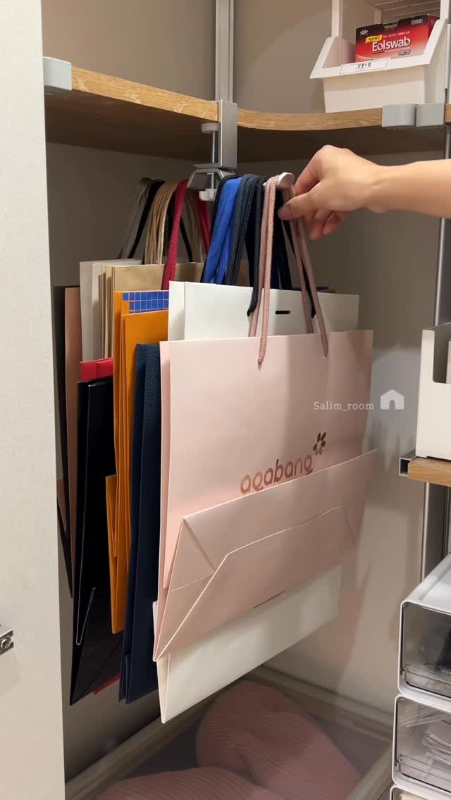 salim_room 게시물 이미지: 쌓아둔 종이가방 많죠?

이렇게 정리해보세요.

1.바퀴수납함
*종이가방 -...