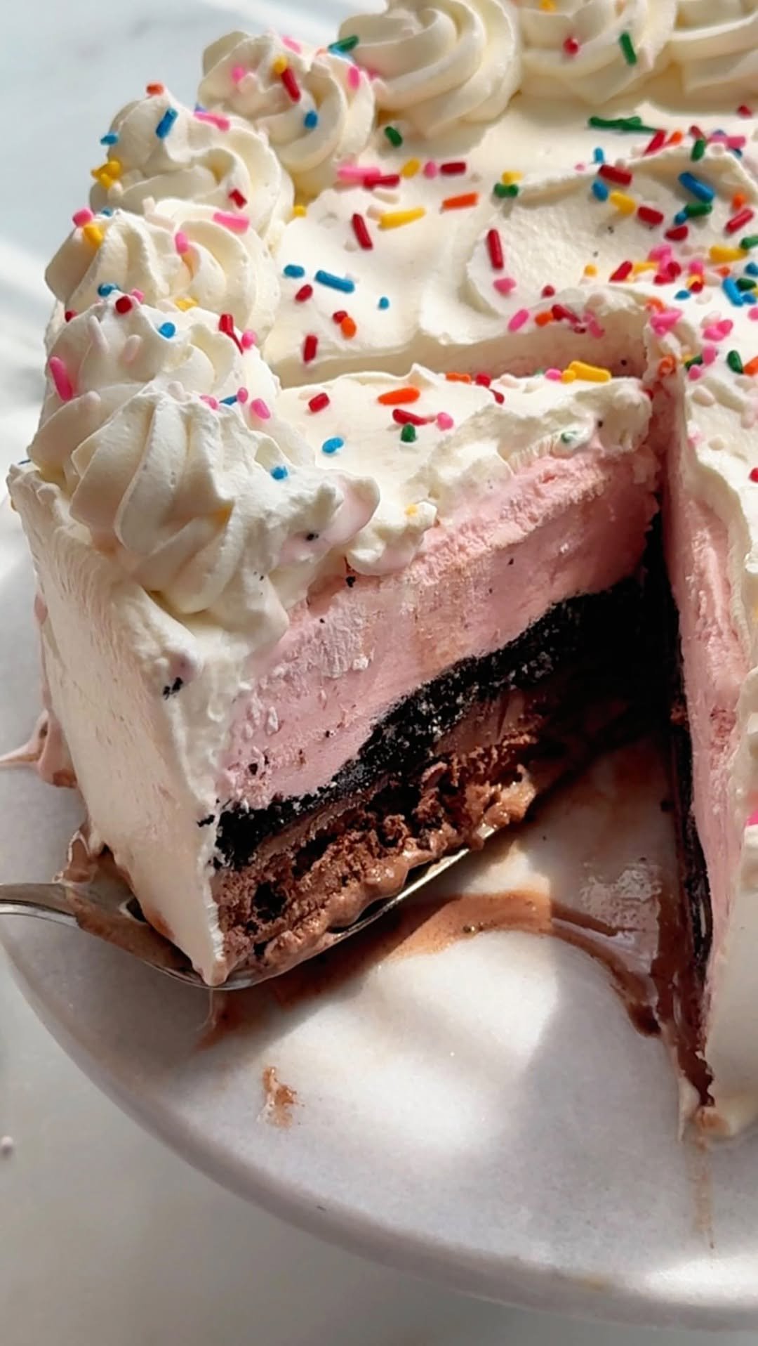 sallysbakeblog 게시물 이미지: Ice Cream Cake (Any Flavors!) 🍦🍰🩷 with a layer...