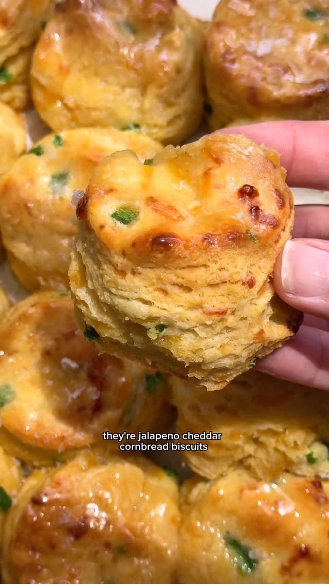 sallysbakeblog 게시물 이미지: Flaky biscuit layers + cornbread flavor +...