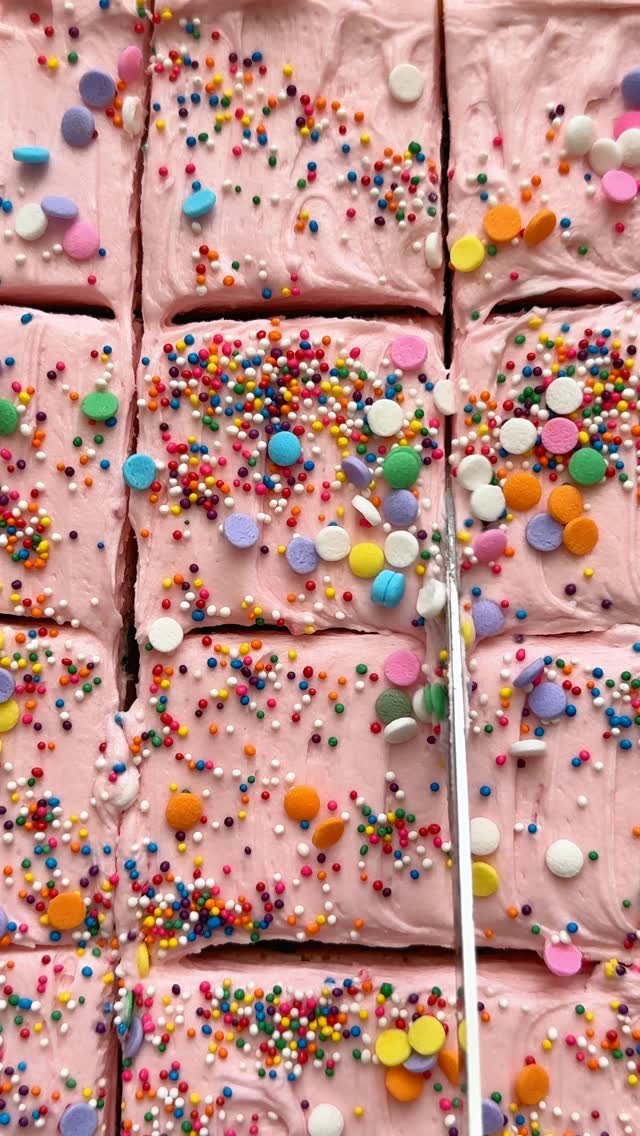 sallysbakeblog 게시물 이미지: Sugar Cookie Bars! 💕 Soft, chewy, buttery,...