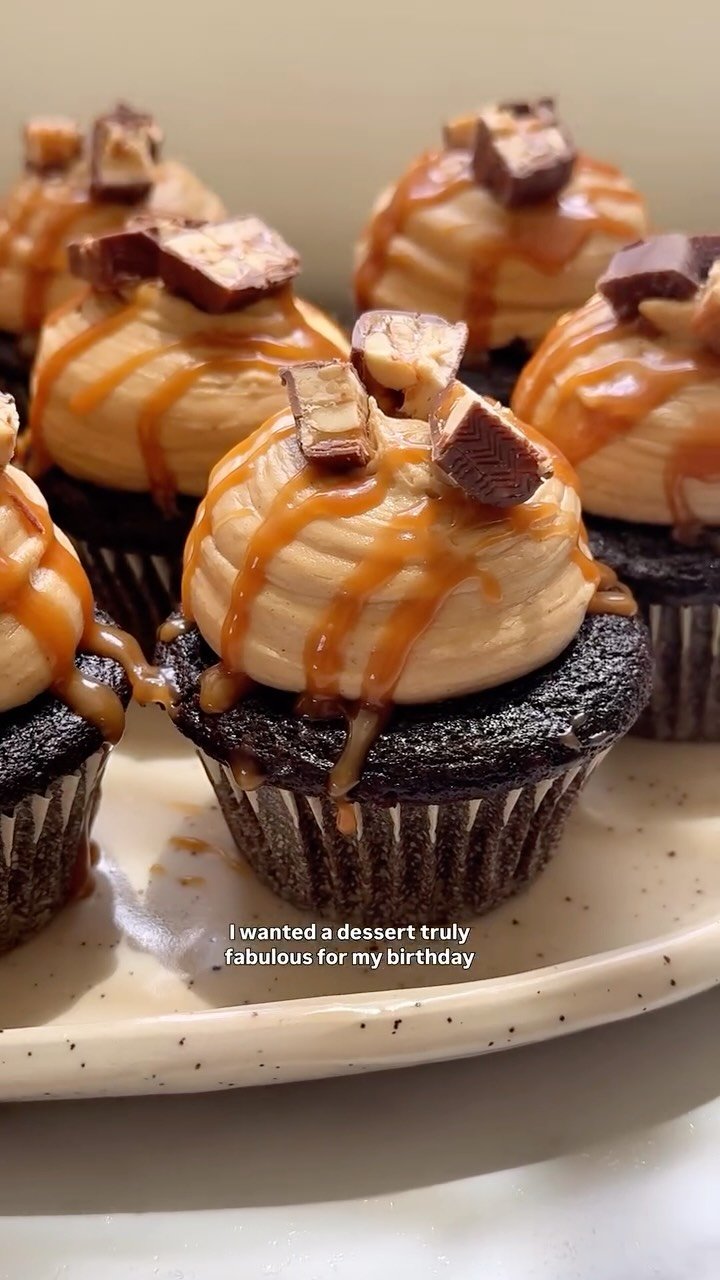 sallysbakeblog 게시물 이미지: Snickers Cupcakes 🎉🧁 Chocolate cupcakes,...