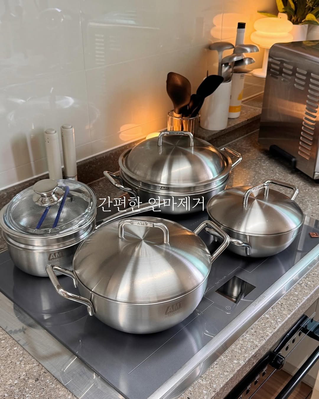 Photo by 솔트마망 | 살림팁 | 센스&이유있는 살림템 on May 09, 2025. May be an image of stove, pot, cooker, saucepan, steamer and text that says '간편한 편한연마제거 연마제거 AMF DeDicias'.