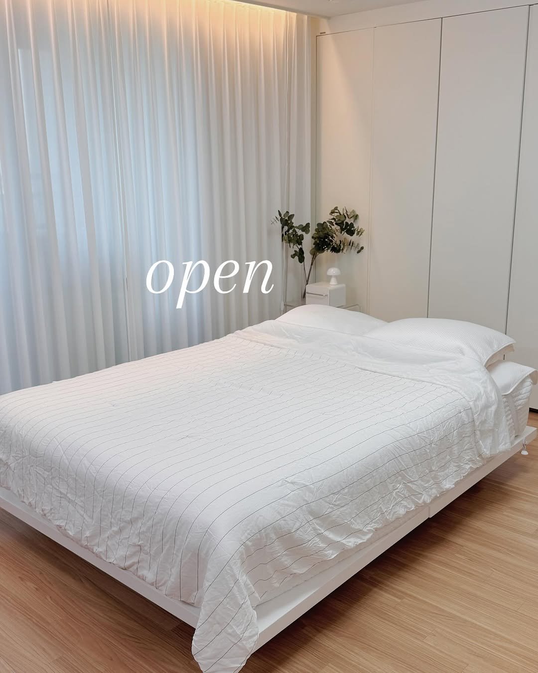 Photo by 솔트마망 | 살림팁 | 센스&이유있는 살림템 on May 18, 2025. May be an image of futon, headboard, curtains, mattress, bedroom, indoors and text that says 'open'.