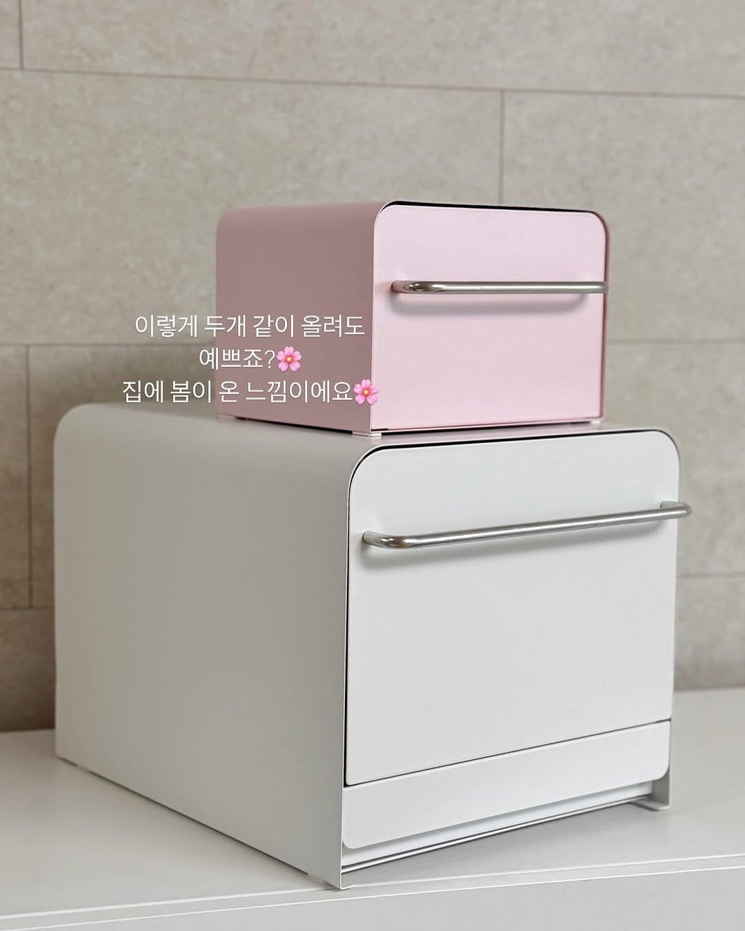 Photo by 솔트마망 | 살림팁 | 센스&이유있는 살림템 on May 14, 2025. May be an image of sink, kitchen appliance, briefcase, kitchenware, wash basin and text that says '이렇게 두개 같이 올려도 올려도 예쁘죠? 집에 봄이 집에봄이온느낌이에요 온 느낌이에요행'.