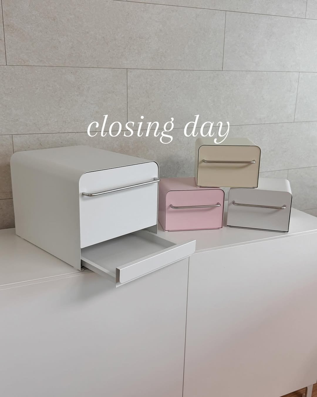 Photo by 솔트마망 | 살림팁 | 센스&이유있는 살림템 on May 15, 2025. May be an image of box, cabinet, hamper, carton, rack, clothes hanger and text that says 'closing day'.
